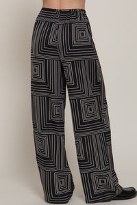 Pantalón amplio con estampado geométrico en blanco y negro