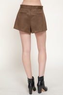Short skort de gamuza con pliegue