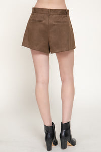 Short skort de gamuza con pliegue