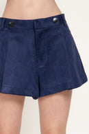 Short skort de gamuza con pliegue