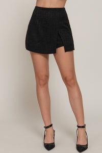 Short tipo falda con efecto cruzado y textura elegante