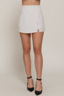 Short tipo falda con efecto cruzado y textura elegante