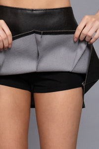 Falda corta efecto piel con pinzas