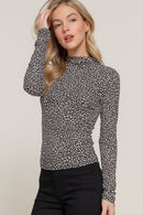 Blusa ajustada animal print cuello alto