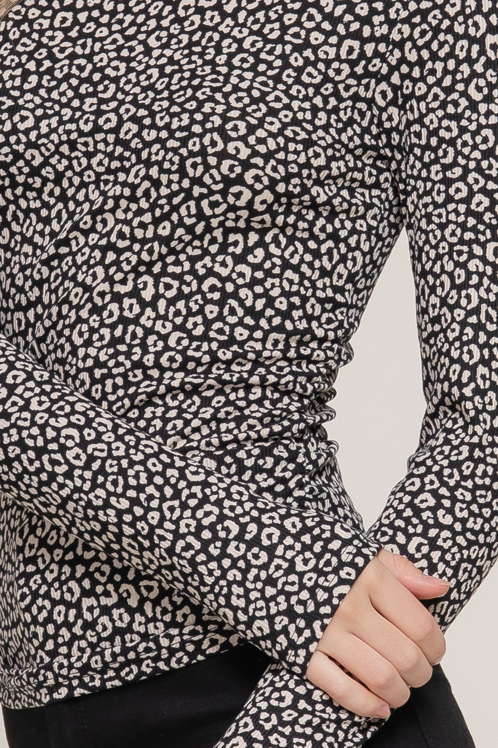 Blusa ajustada animal print cuello alto