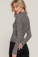 Blusa ajustada animal print cuello alto