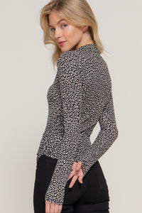 Blusa ajustada animal print cuello alto