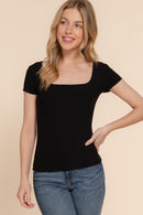 Blusa blanca de manga corta con escote cuadrado