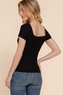 Blusa blanca de manga corta con escote cuadrado