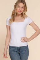 Blusa blanca de manga corta con escote cuadrado
