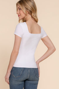 Blusa blanca de manga corta con escote cuadrado