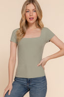 Blusa blanca de manga corta con escote cuadrado