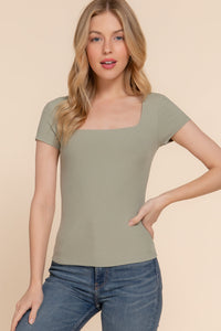 Blusa blanca de manga corta con escote cuadrado
