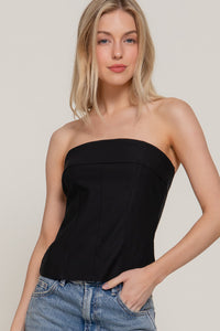 Top strapless tipo corset con costuras marcadas