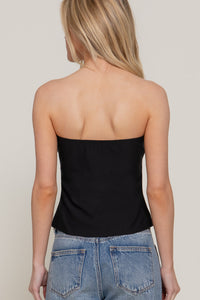 Top strapless tipo corset con costuras marcadas