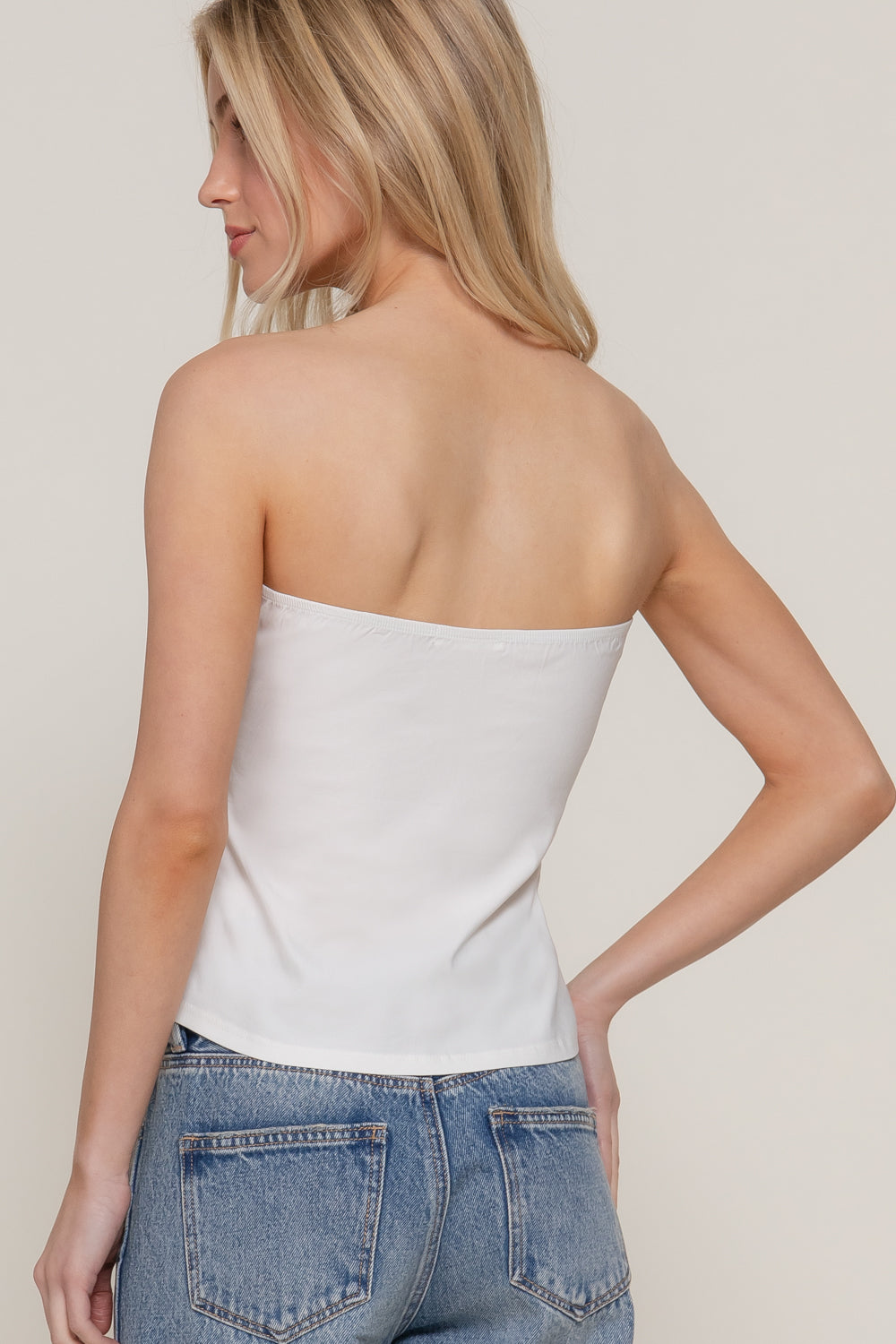 Top strapless tipo corset con costuras marcadas