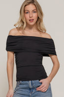 Blusa negra con hombros descubiertos y fruncido