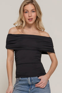 Blusa negra con hombros descubiertos y fruncido