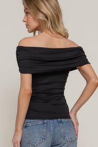 Blusa negra con hombros descubiertos y fruncido
