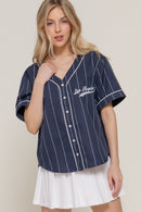 Camisa navy estilo béisbol con rayas y bordado