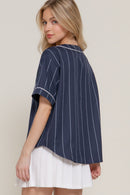 Camisa navy estilo béisbol con rayas y bordado