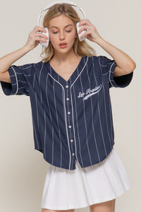 Camisa estilo béisbol azul con rayas y bordado