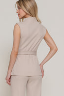 Blusa sin mangas beige acanalada con cinturón