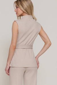 Blusa sin mangas beige acanalada con cinturón