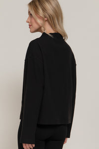 Blusa manga larga con cuello alto y costura central