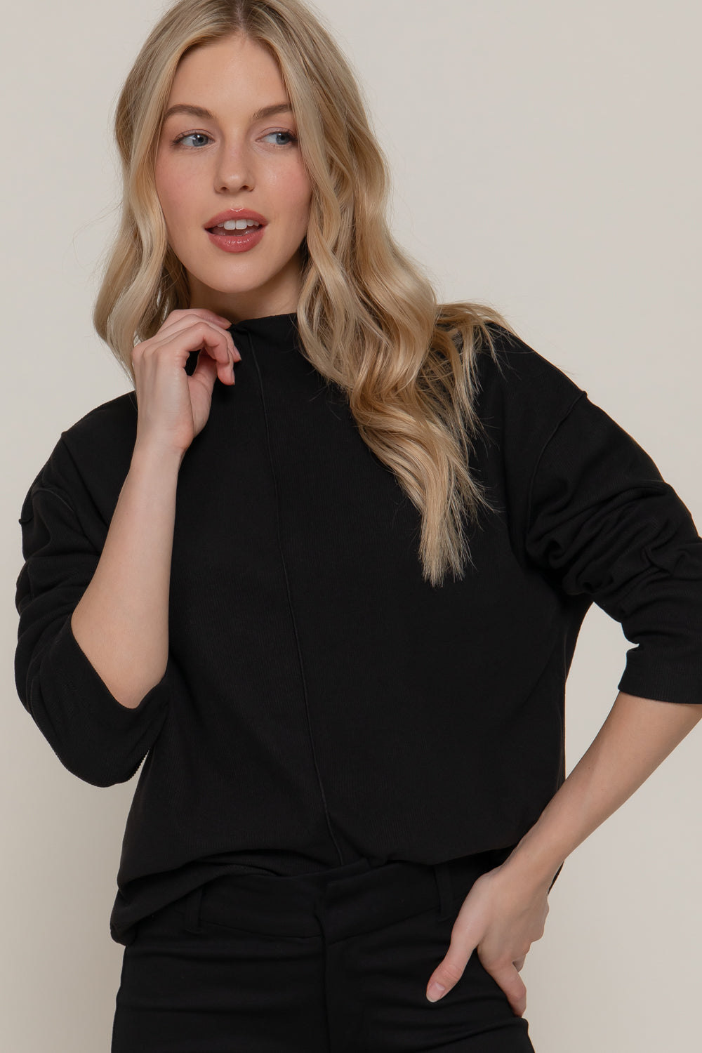 Blusa manga larga con cuello alto y costura central