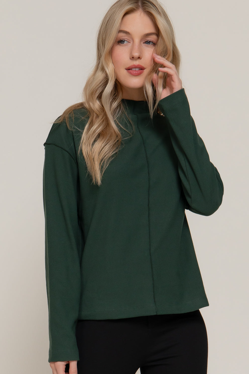 Blusa manga larga con cuello alto y costura central