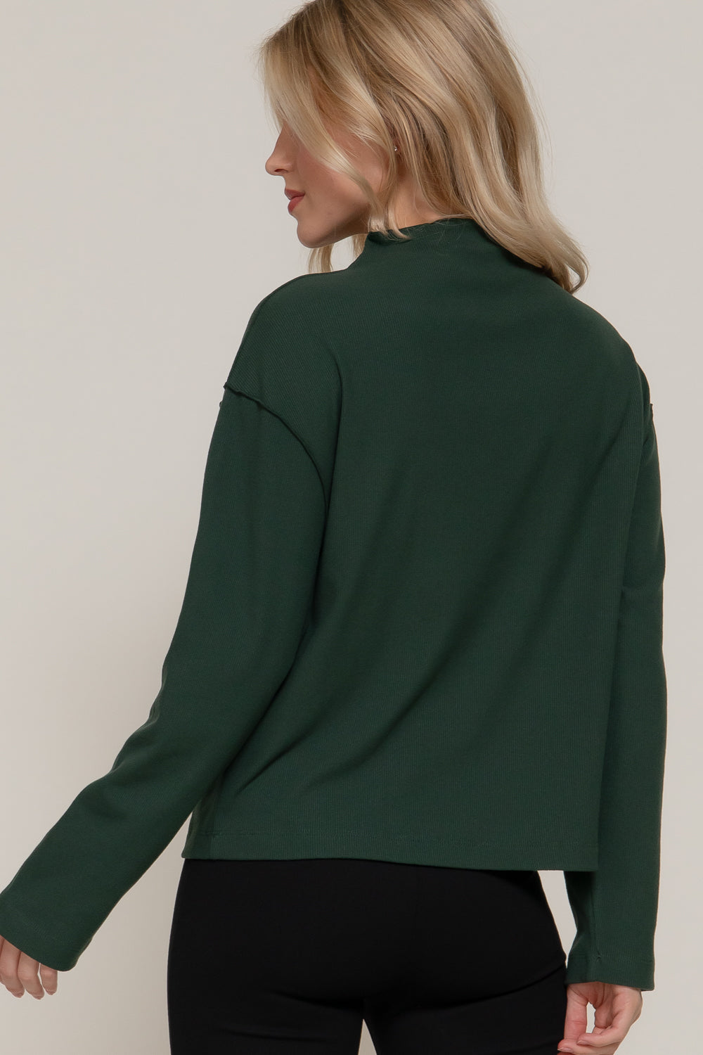Blusa manga larga con cuello alto y costura central