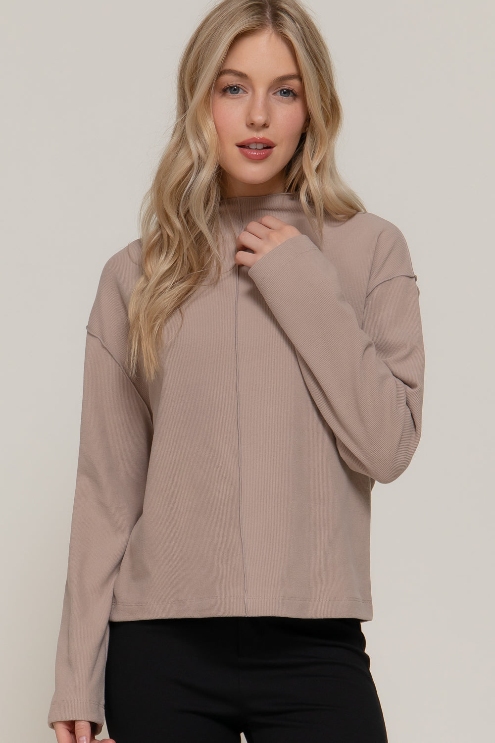 Blusa manga larga con cuello alto y costura central