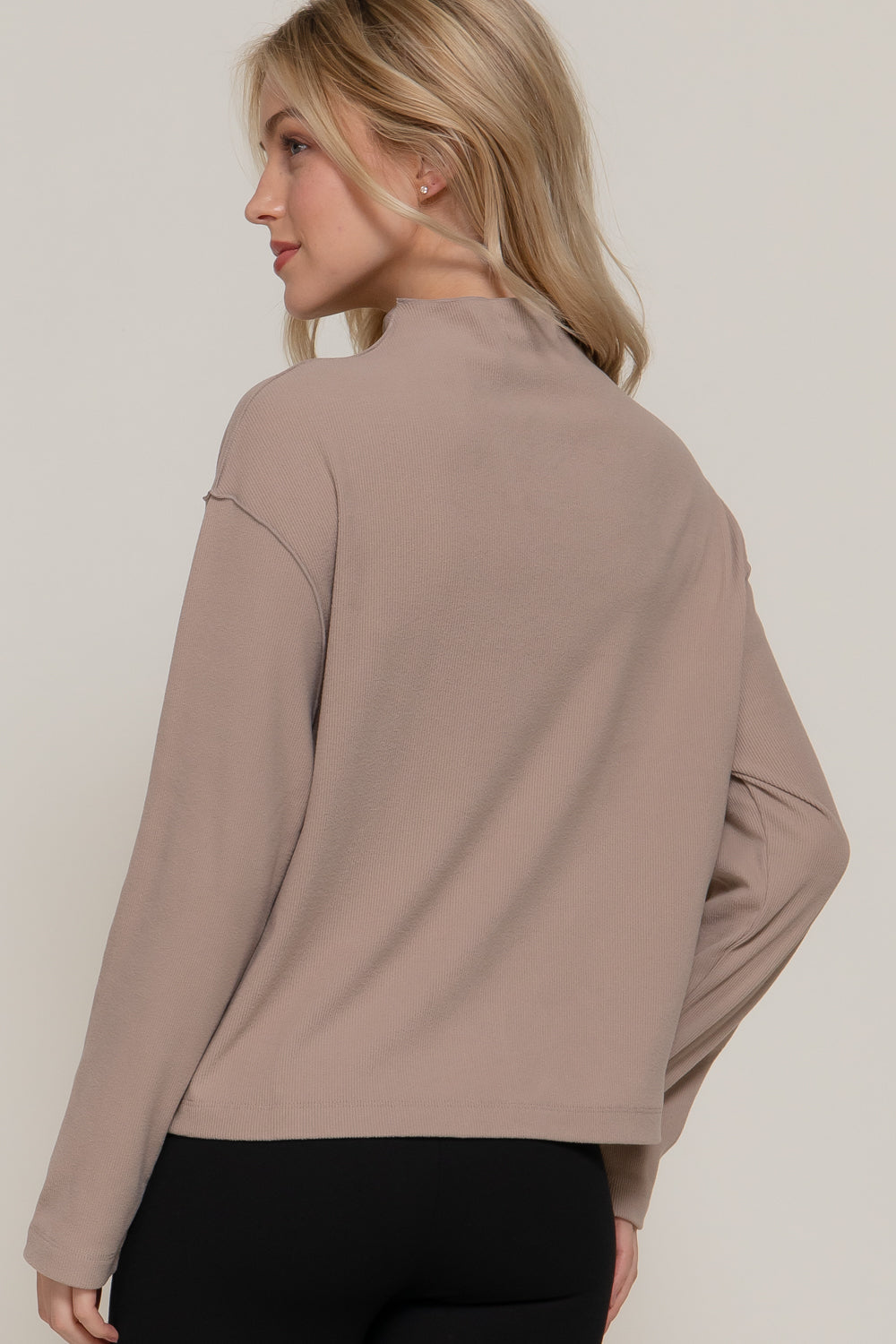 Blusa manga larga con cuello alto y costura central