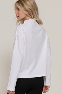 Blusa manga larga con cuello alto y costura central