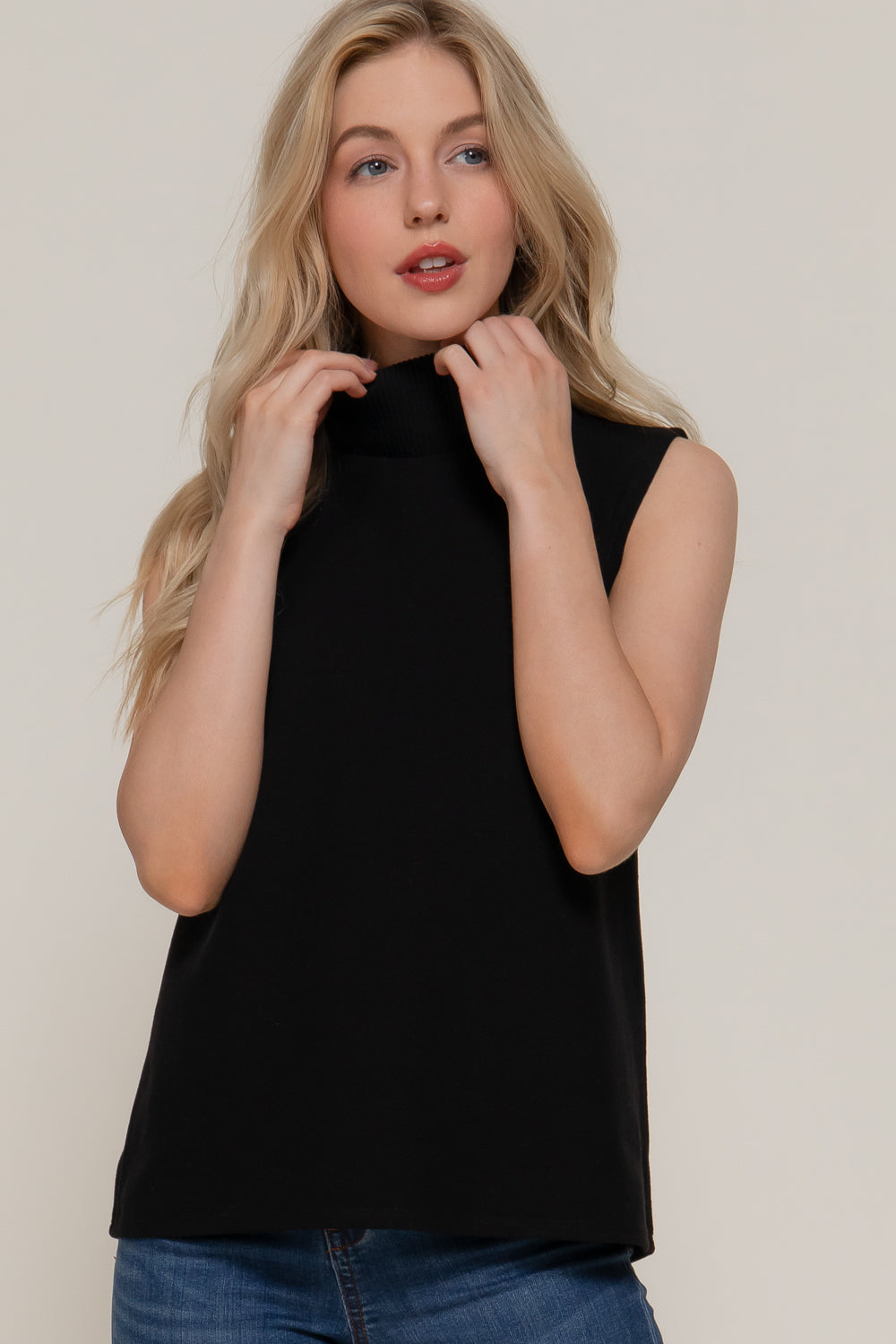Blusa sin mangas cuello alto acanalada