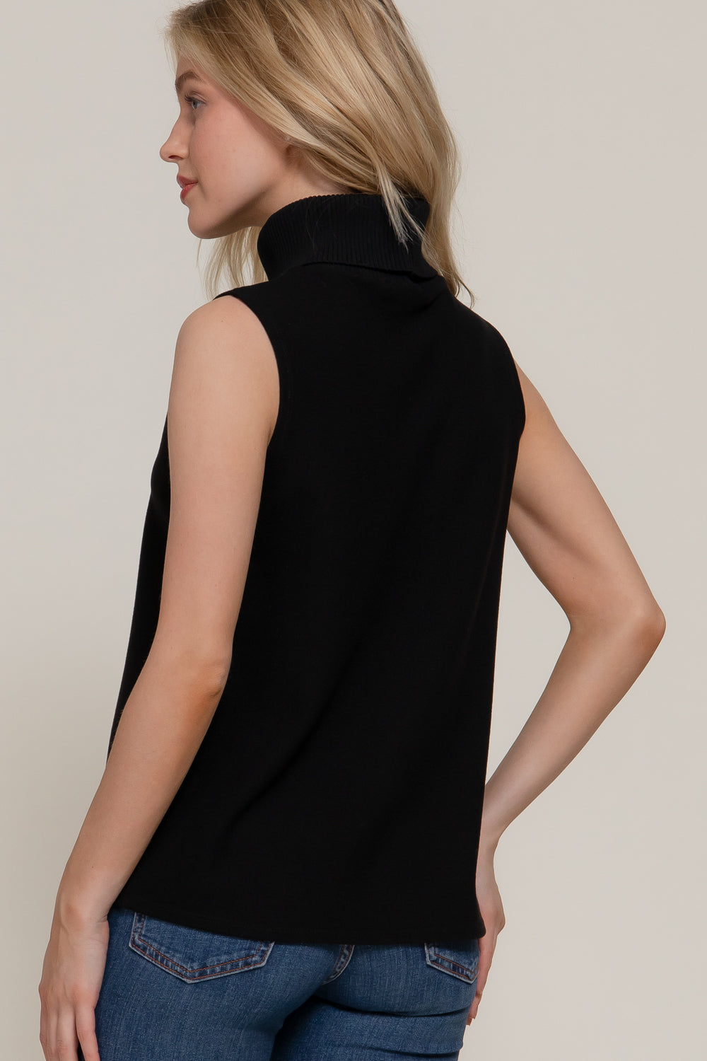 Blusa sin mangas cuello alto acanalada