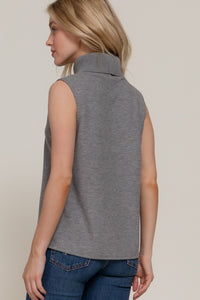 Blusa sin mangas cuello alto acanalada