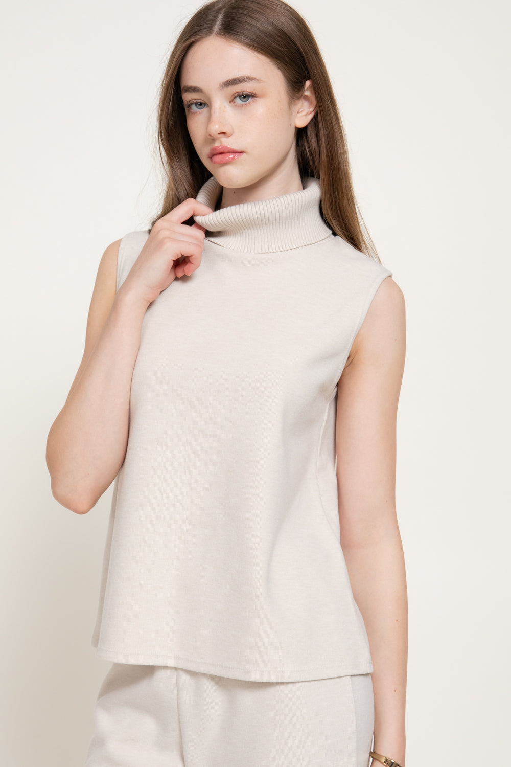 Blusa sin mangas cuello alto acanalada