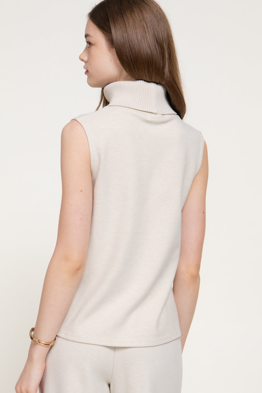 Blusa sin mangas cuello alto acanalada