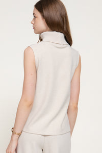 Blusa sin mangas cuello alto acanalada