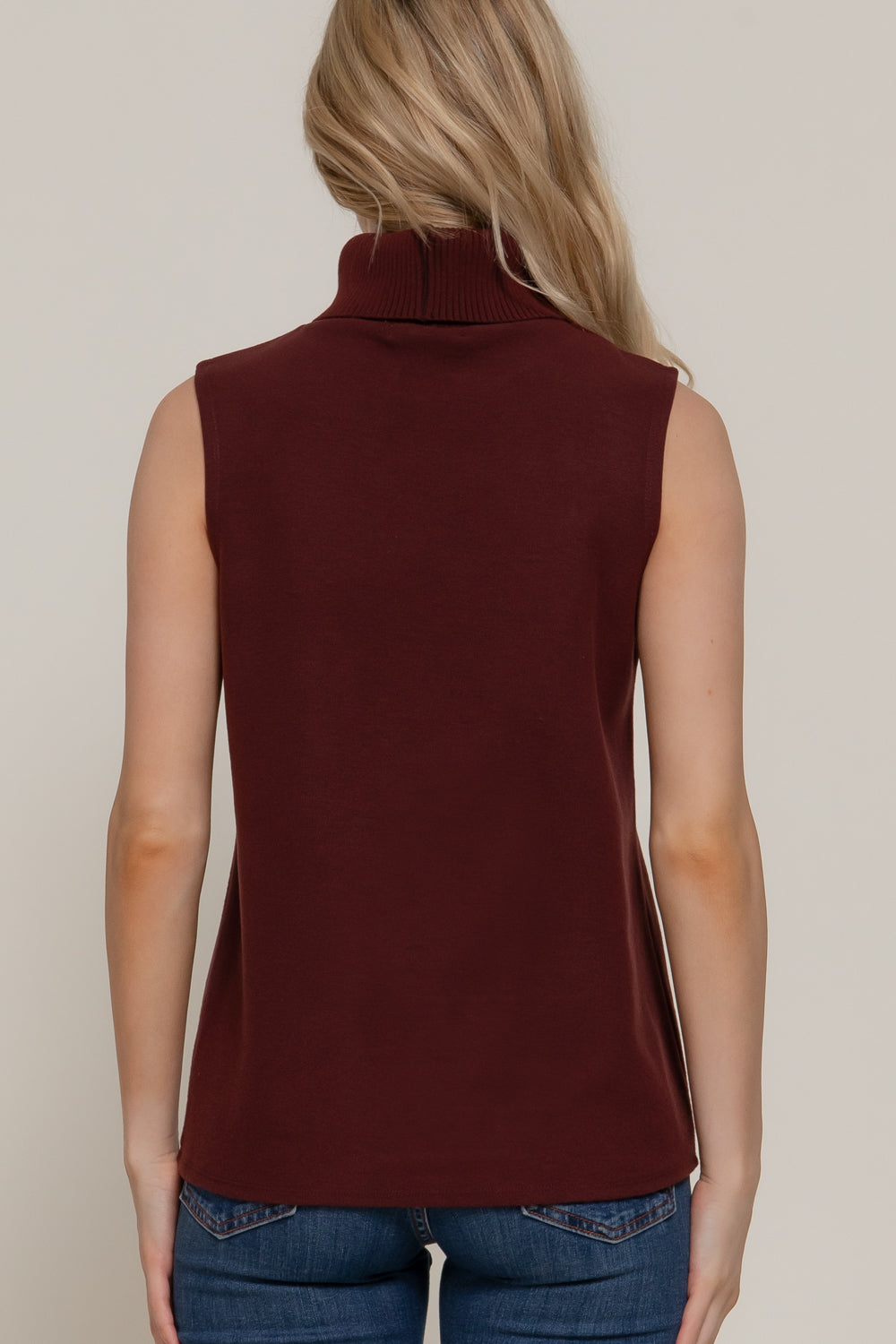 Blusa sin mangas cuello alto acanalada