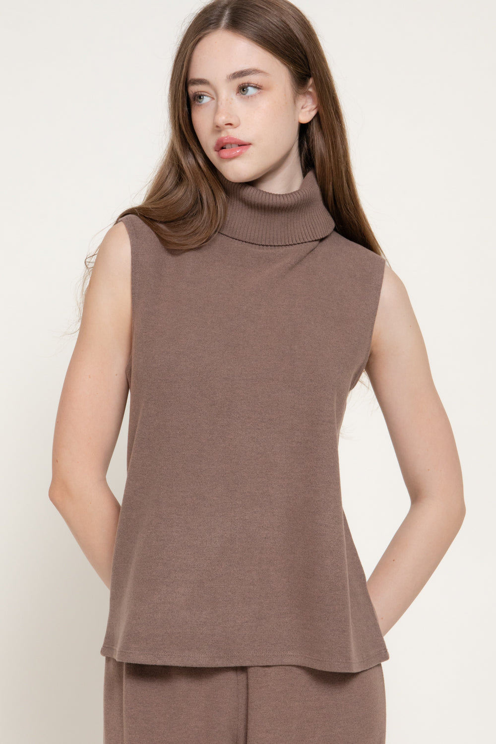 Blusa sin mangas cuello alto acanalada