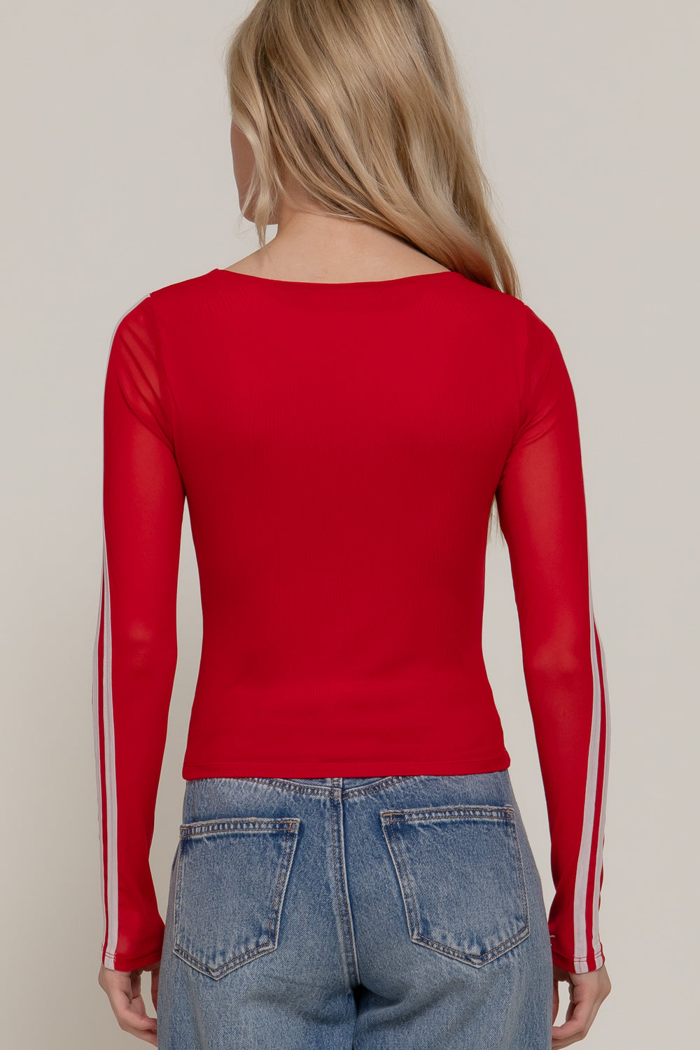 Blusa roja deportiva manga larga con número y franjas