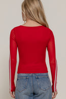 Blusa roja deportiva manga larga con número y franjas