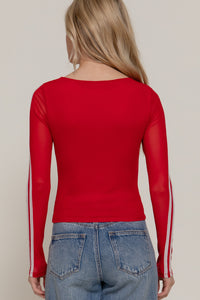 Blusa roja deportiva manga larga con número y franjas