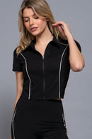 top corto negro con cierre y vivos blancos