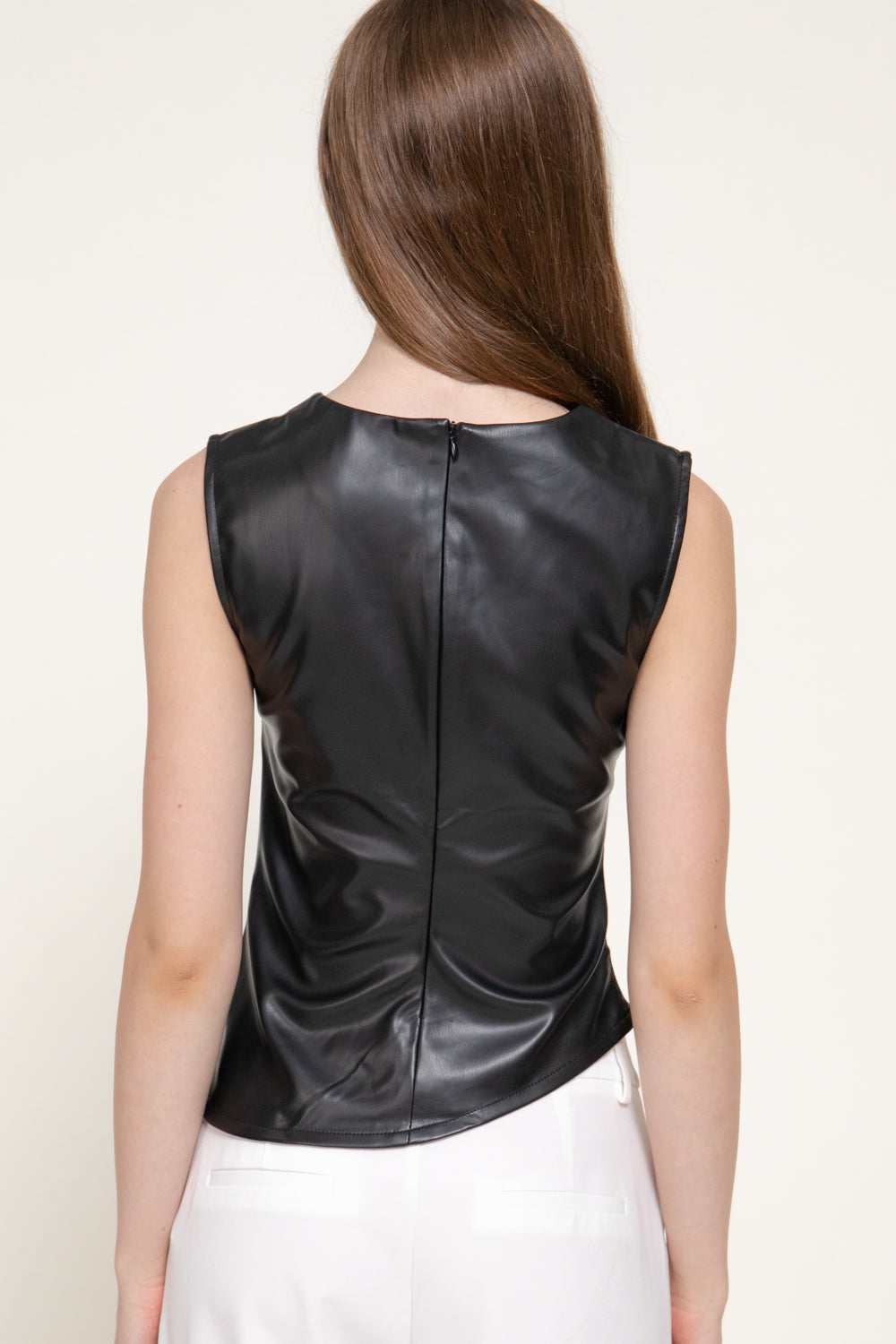 Blusa de piel sintética drapeada