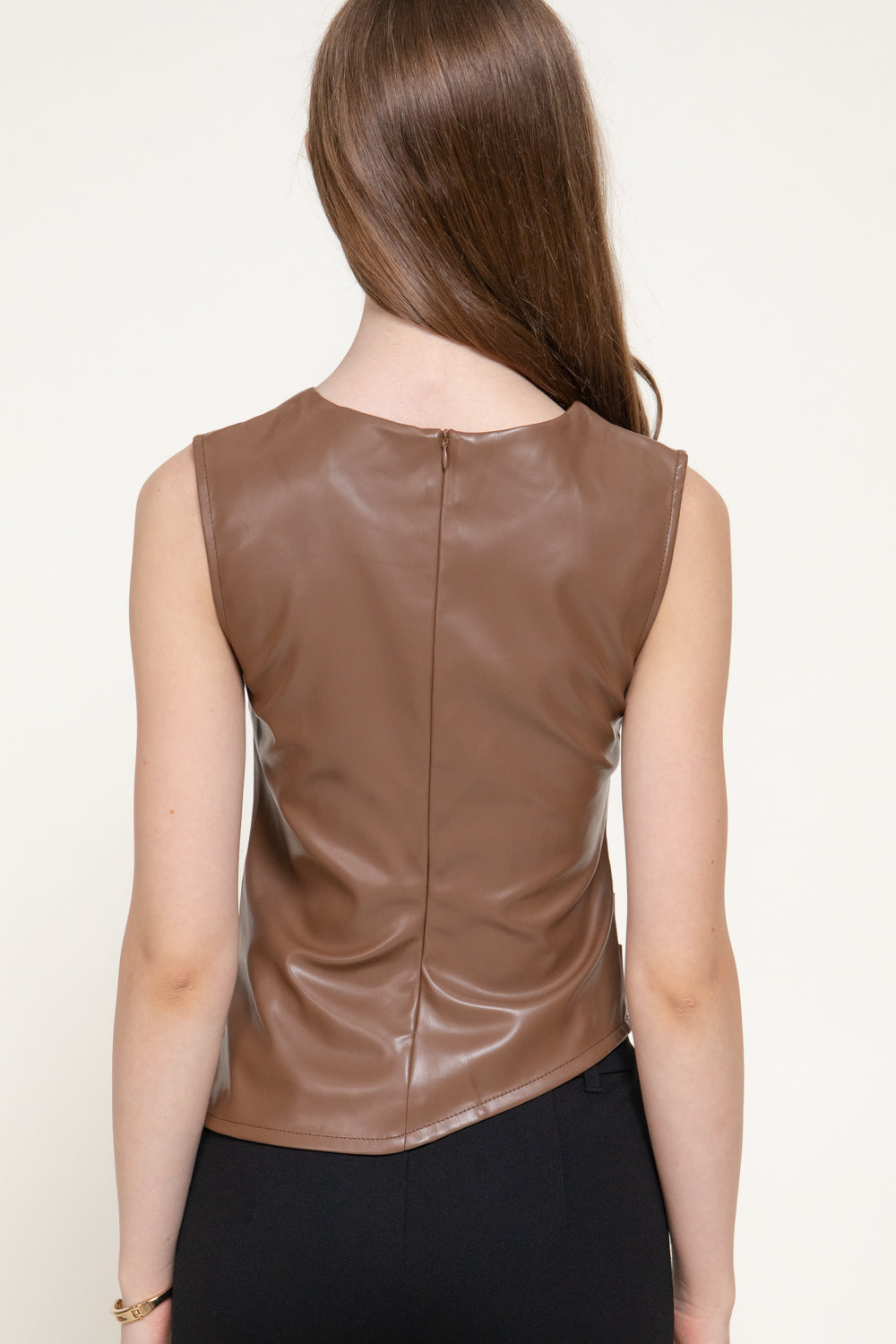 Blusa de piel sintética drapeada