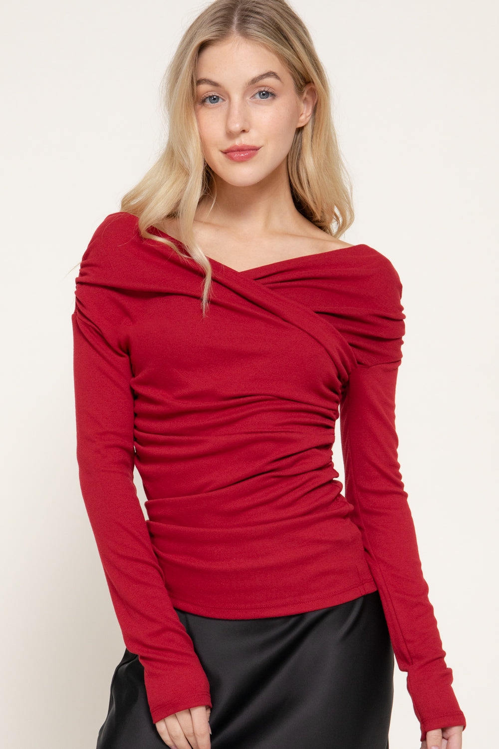 Blusa hombro asimétrico drapeada